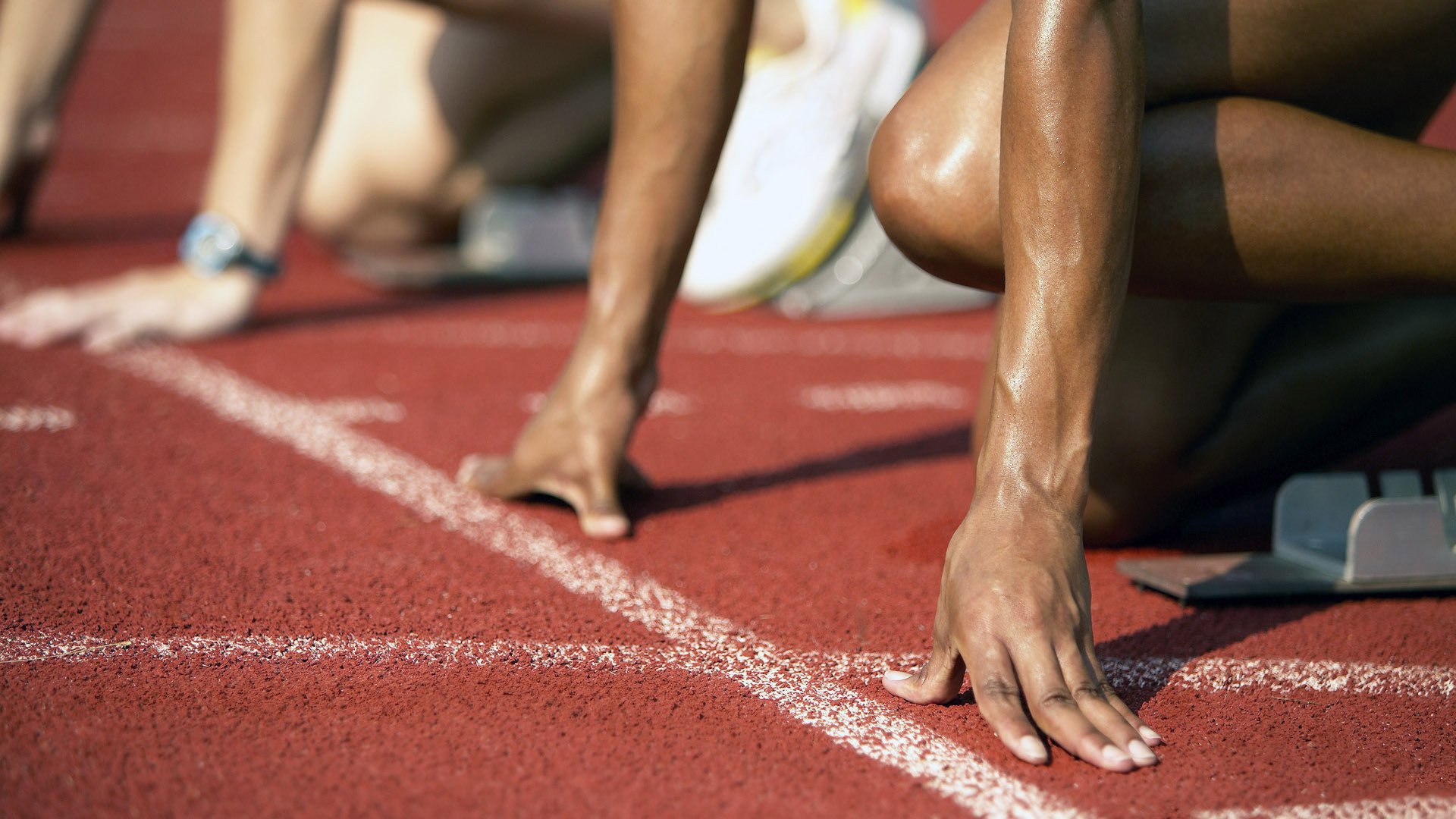 教练在暂停中布置战术的语言技巧，教练员请求暂停,记录员发出暂停信号